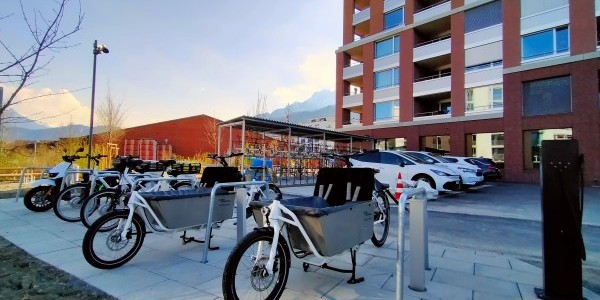Nell’area Ziegeleipark i pacchetti di mobilità e una stazione di mobilità condivisa rendono possibile spostarsi senza possedere un'auto propria (Foto: Trafiko AG)