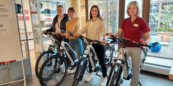 Übergabe der Job-E-Bikes an Mitarbeitende (Bild: Blickfeld) 