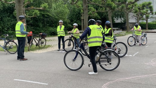 Die Frauen erhalten Instruktionen zum Rechtsabbiegen (Foto: so!mobil).