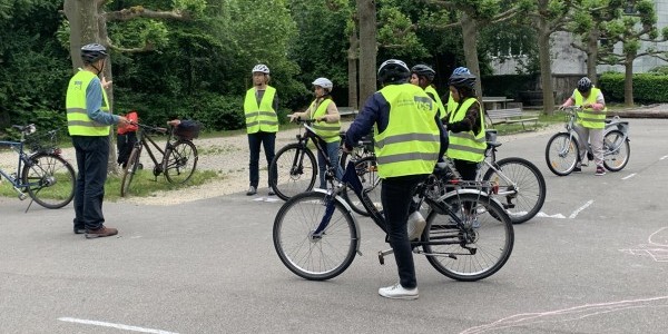 Die Frauen erhalten Instruktionen zum Rechtsabbiegen (Foto: so!mobil).