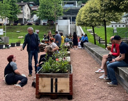 Spazi di socialità grazie alle installazioni temporanee di vasi (foto: Felicia Lamanuzzi Architetto)