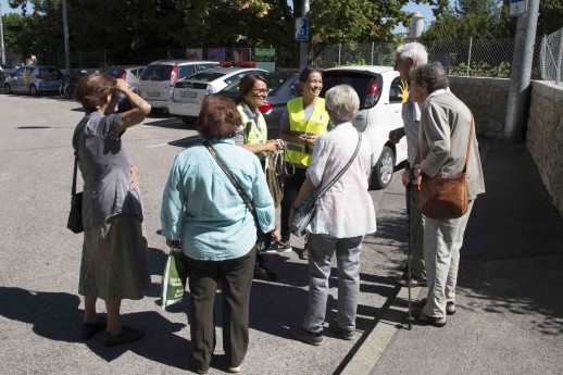 Abb. 3: Etwa dreissig ältere Menschen aus dem Quartier Serrières erläutern bei einem im Rahmen der Analyse durchgeführten Spaziergang, auf welche Hindernisse sie im Alltag stossen. (Foto: Stefano Iori, offizieller Fotograf der Stadt Neuenburg)