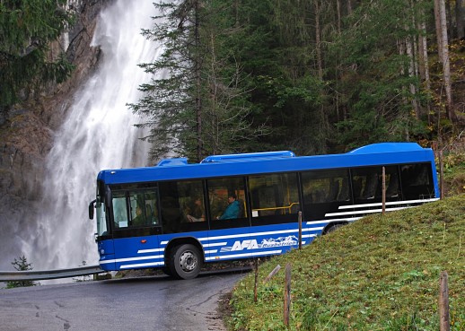 Die Buslinie zur Iffigenalp führt am Iffigfall vorbei und kann mit der SIMMENTAL CARD kostenlos genutzt werden (Foto: Lenk-Simmental Tourismus)