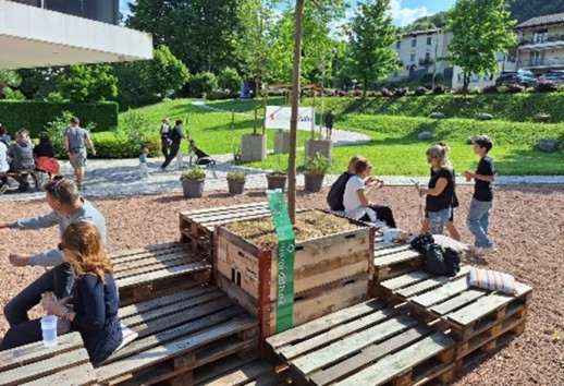 Die Kombination von Begrünung, Schatten und Sitzgelegenheiten schaffen soziale Räume (Foto: Felicia Lamanuzzi Architetto).