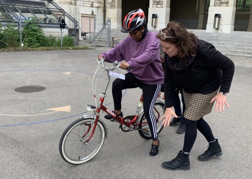 Die freiwilligen Helferinnen unterstützen die Teilnehmerinnen mit hilfreichen Tipps, um richtig pedalen und balancieren zu lernen (Foto: so!mobil).