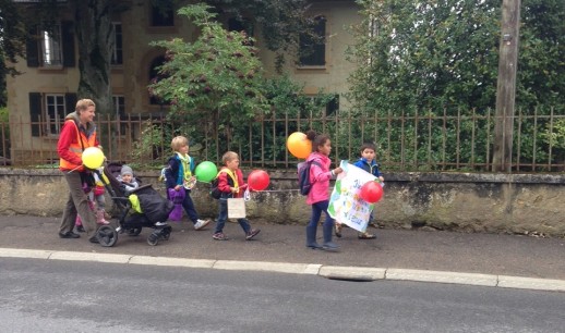 Une ligne Pédibus parée de ballons pour la journée «à pied à l’école»
