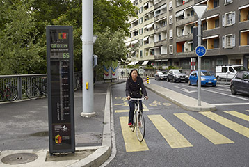 Totem affichant le nombre de cyclistes à l'angle du Pont des Acacias (photo: Ville de Genève)