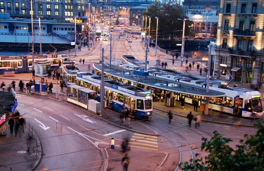 Plus une région est densément peuplée, plus les gens se déplacent à pied ou en transports publics (Photo : Ville de Zurich).