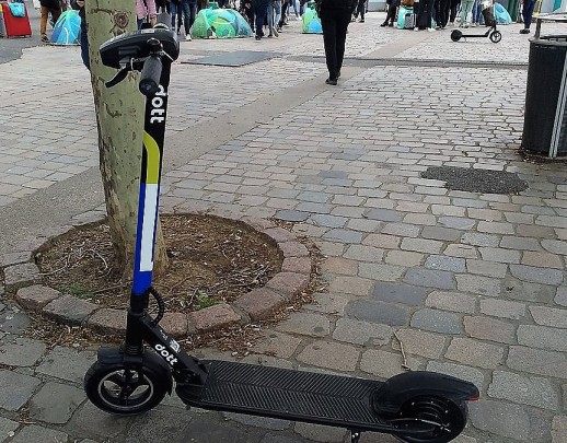 In sempre più città europee ci sono e-scooter in sistemi di condivisione freefloating (Foto: Wikimedia Commons)