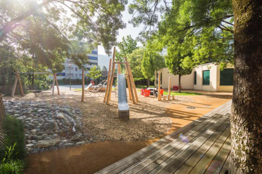 Costruito nel 2019, il parco giochi della scuola per bambini Blancherie di Sion è diventato un'oasi nel cuore del quartiere (foto: Ville de Sion).