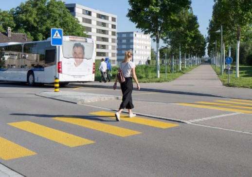 Un arrêt de bus à Opfikon ZH facilement accessible à pied (Photo : Mobilité piétonne Suisse)