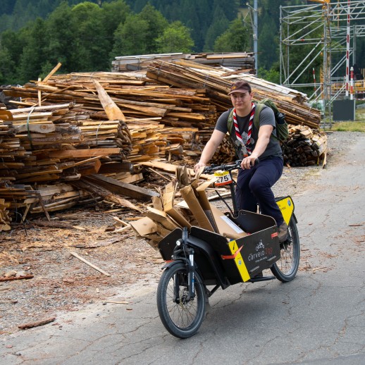 I partecipanti del campo federale del Movimento Scout svizzero hanno potuto usufruire di biciclette da carico per il trasporto di materiali fornite da carvelo2go (foto: Mova)) 