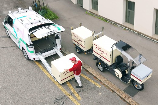 Les caisses mobiles sont transférées du véhicule de livraison autonome sur des tricycles électriques. (Photo : Planzer AG)