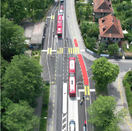 Il bypass alla fermata Dübystrasse di Berna è esemplare dal punto di vista della sicurezza di ciclisti e pedoni (foto: Bollettino informativo 2/19, Conferenza Bici Svizzera).