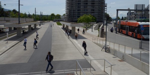 La gare du Léman Express de Lancy-Bachet est intégrée dans un espace multimodal où circulent piétons, cyclistes et transports publics. (Photo : Flux Suisse)